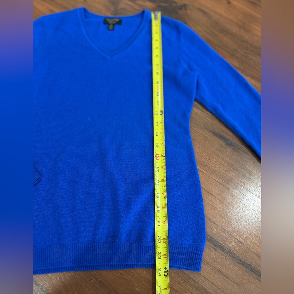 Charter Club 100% cashmere women's V-neck sweater in an Royal Blue color Sz XS - Picture 3 of 6